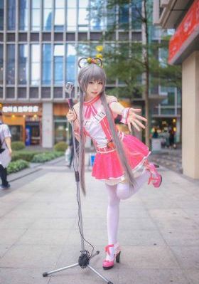 00后女警被审讯对象气到捶墙